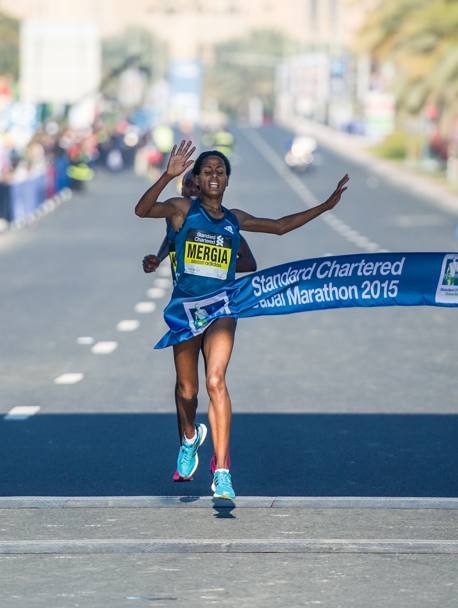 Siamo all&#39;atletica: l&#39;etiope Aselefech Mergia Medessa taglia il traguardo della Maratona di Dubai. (Ap)